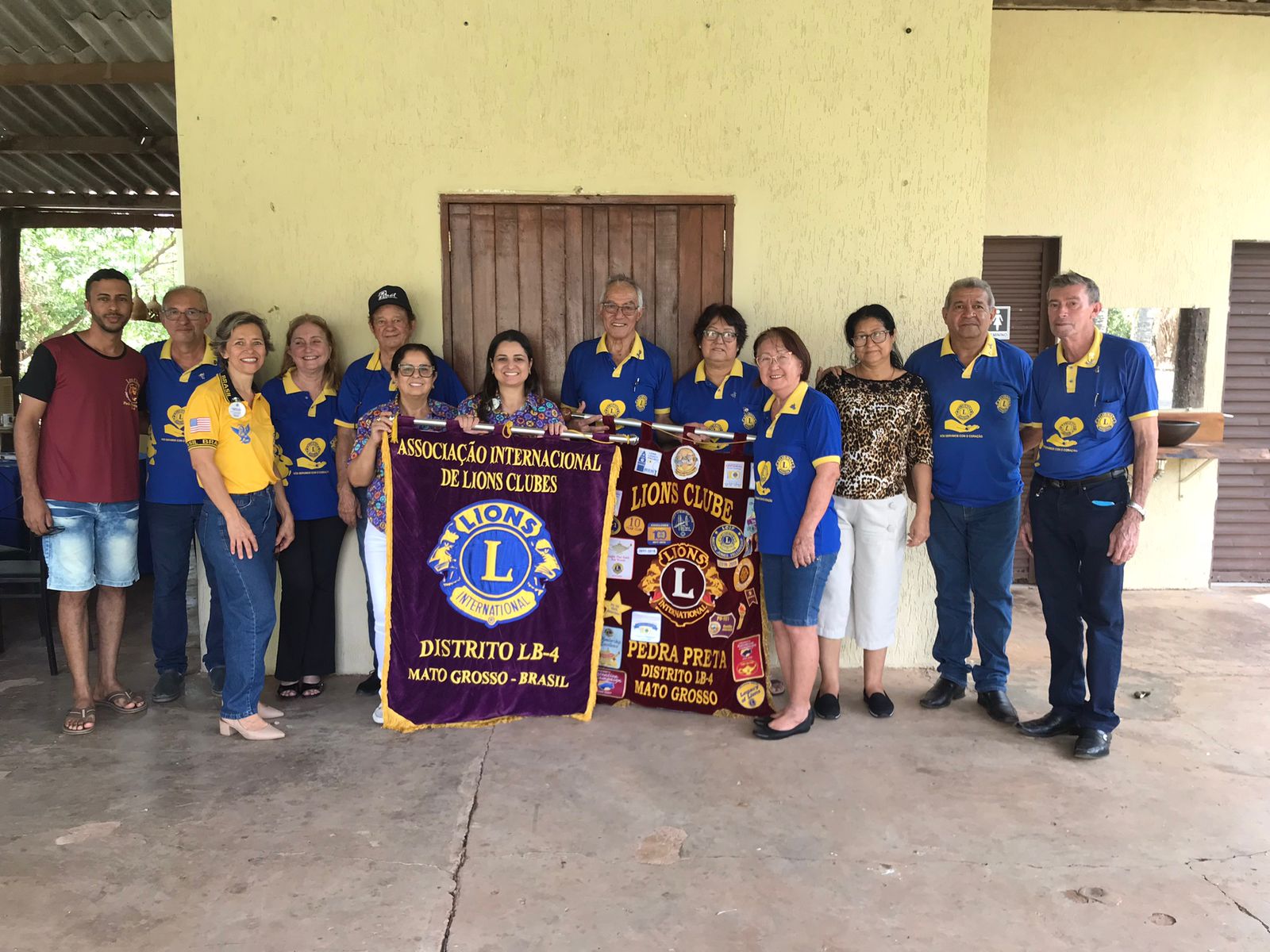 DG Cintia visita Pedra Preta e conhece parcerias do clube com comunidade