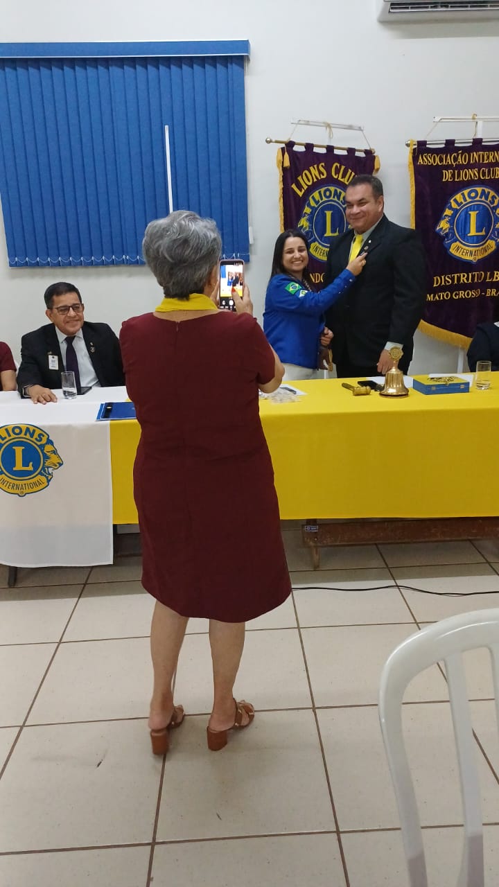 DG Cintia realiza visita oficial ao Lions Clube de Rondonópolis