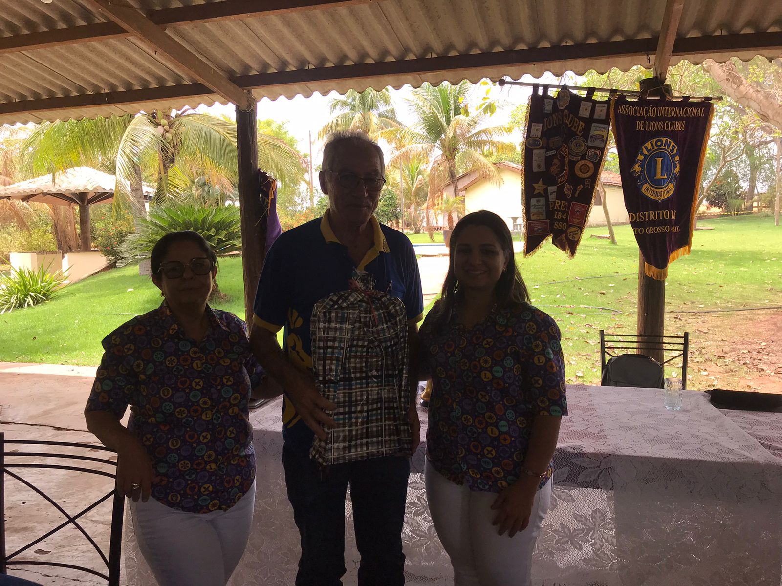 DG Cintia visita Pedra Preta e conhece parcerias do clube com comunidade