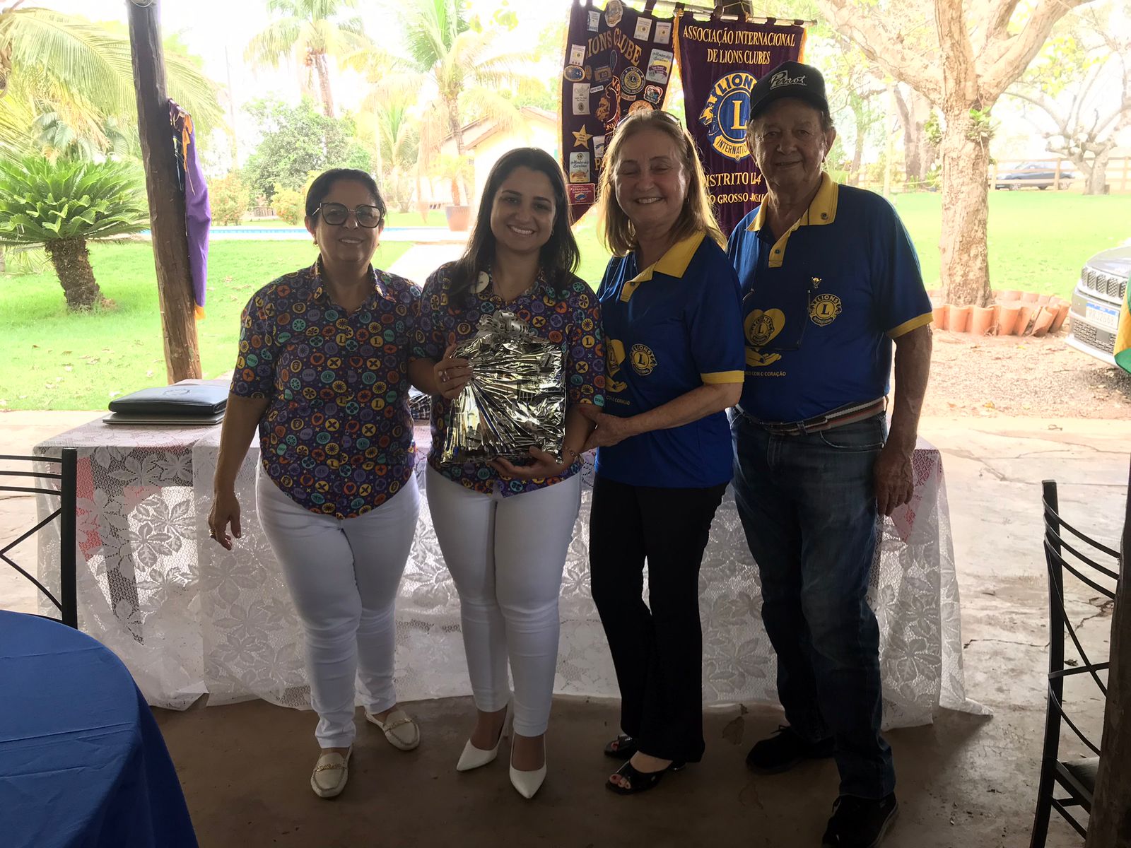 DG Cintia visita Pedra Preta e conhece parcerias do clube com comunidade