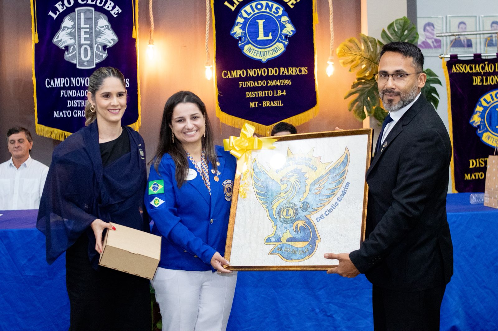 Lions e Leo  Clubes de Campo Novo do Parecis, receberam a DG Cíntia Godrim na quinta