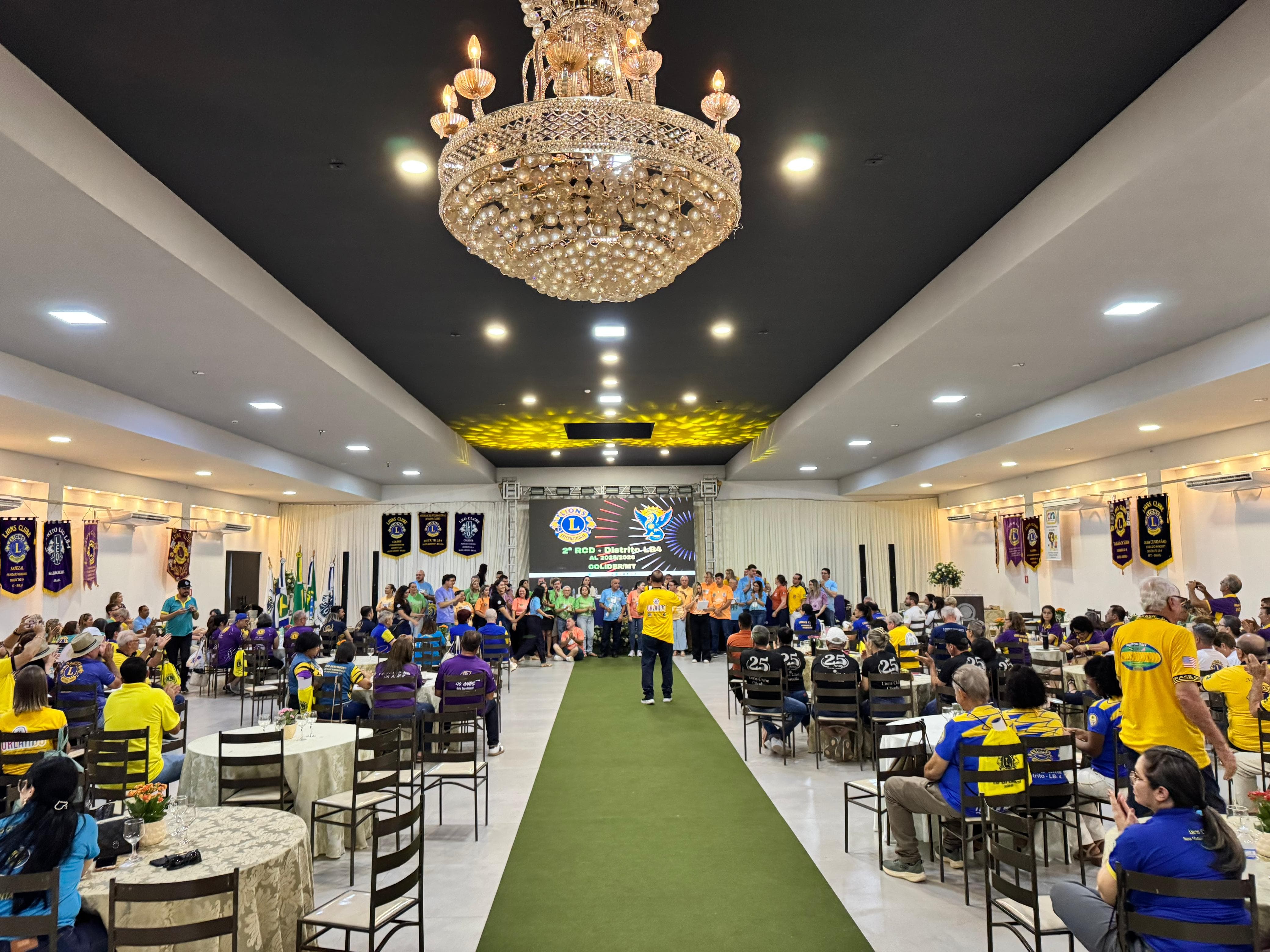 Leões de Mato Grosso participam de II RCD do Distrito LB-4 com palestra sobre liderança e propósito