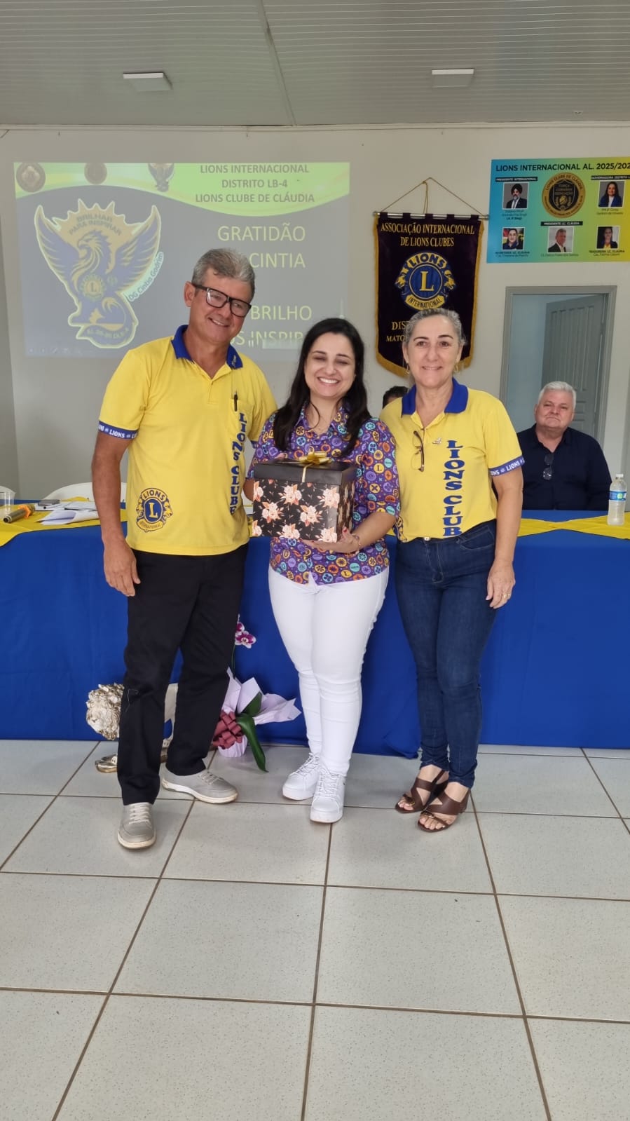 Governadora Cíntia Godrim visitou o Lions Clube de Cláudia