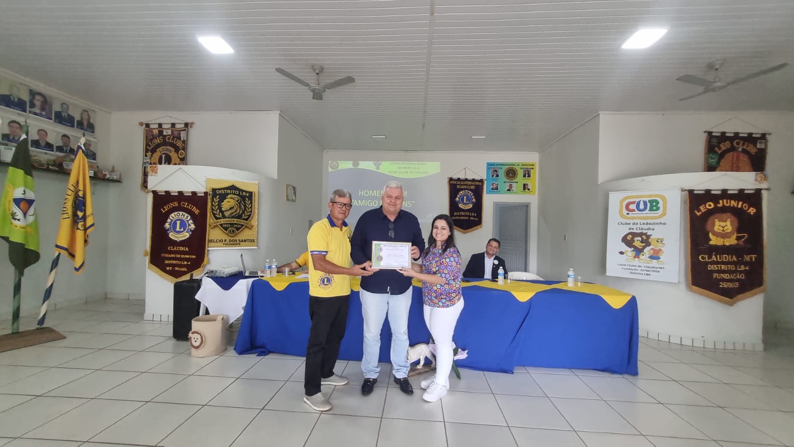 Governadora Cíntia Godrim visitou o Lions Clube de Cláudia