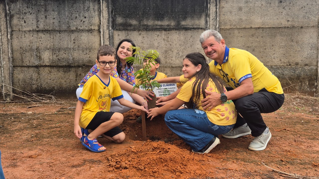 Governadora Cíntia Godrim visitou o Lions Clube de Cláudia