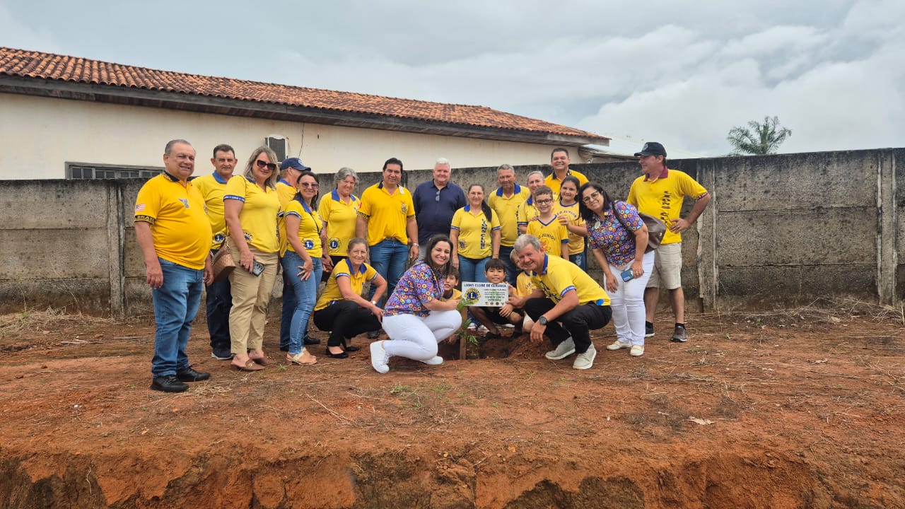 Governadora Cíntia Godrim visitou o Lions Clube de Cláudia