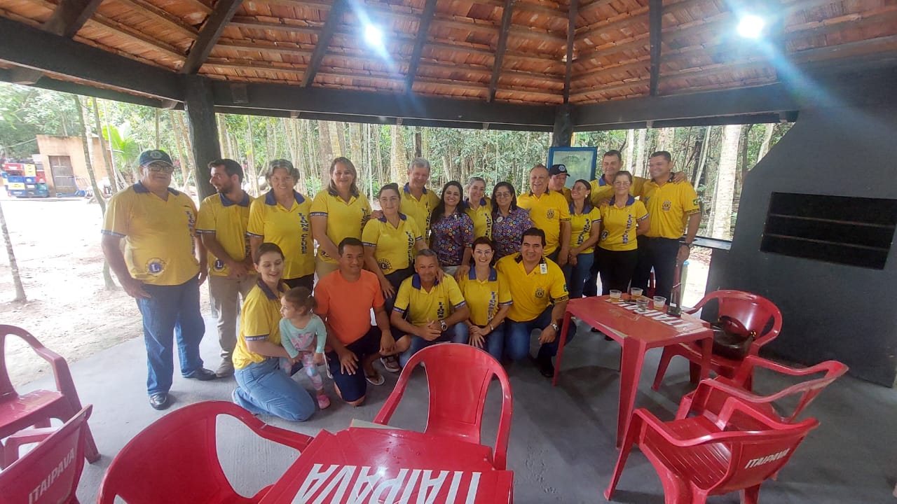 Governadora Cíntia Godrim visitou o Lions Clube de Cláudia
