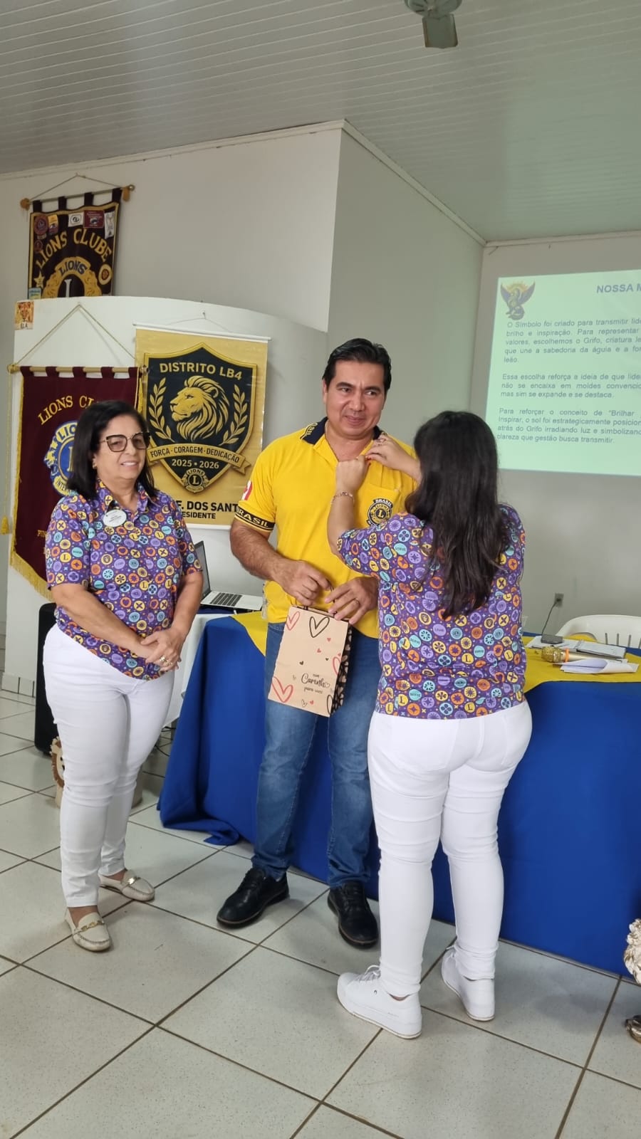 Governadora Cíntia Godrim visitou o Lions Clube de Cláudia