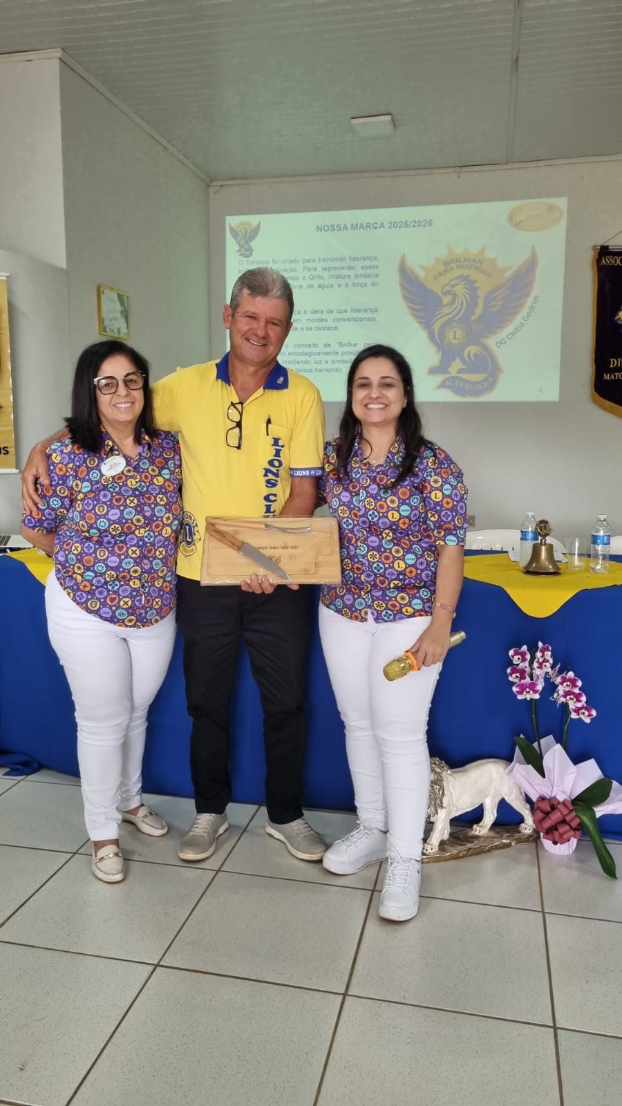 Governadora Cíntia Godrim visitou o Lions Clube de Cláudia