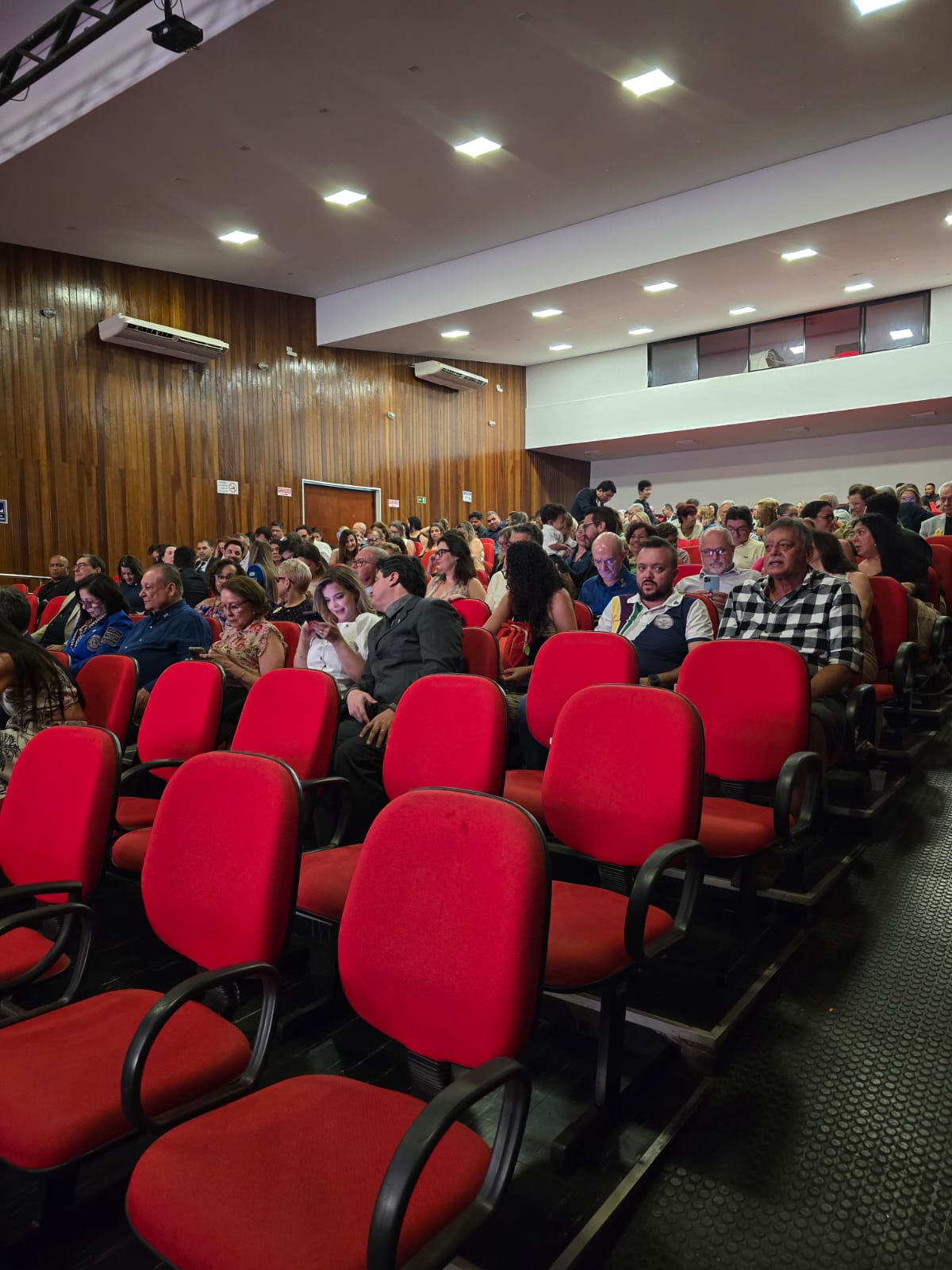 Sessão Solene com entrega de honrarias marca abertura de Convenção Distrital do Lions em Tangará da Serra